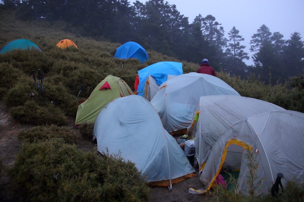 雨搭畢祿山稜線營地